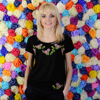 Embroidered t-shirt "Patent Apple Blossom on Black"